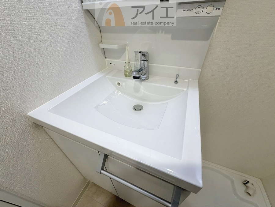 三面鏡にハンドシャワー付き、使いやすい洗面台