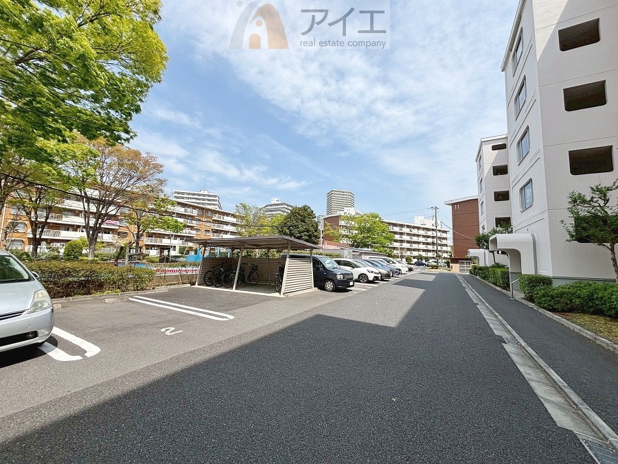 駐車場があるため車通勤の方にも安心なマンションです(要空確認)