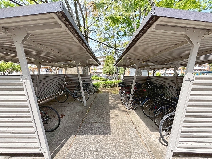 広々スペースの駐輪場はご家族の自転車を置くことができます