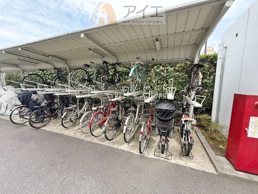 広々スペースの駐輪場はご家族の自転車を置くことができます
