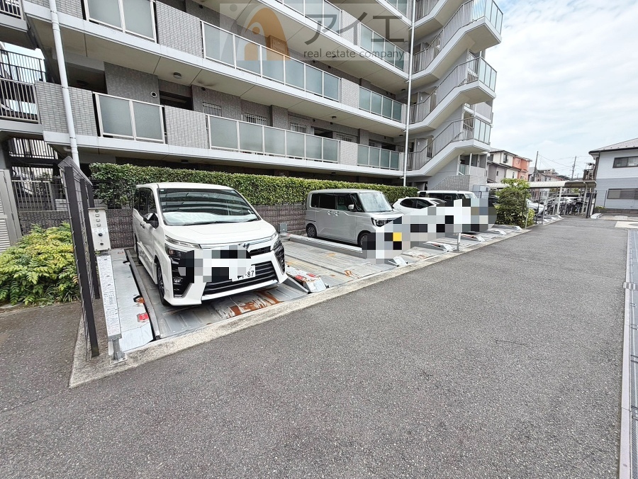 駐車場があるため車通勤の方にも安心なマンションです(要空確認)