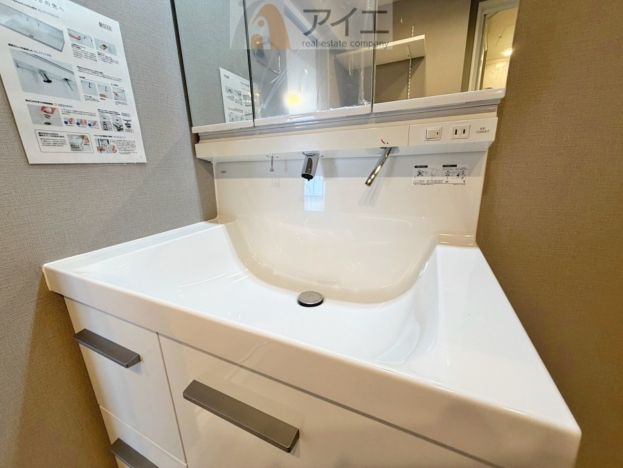 三面鏡にハンドシャワー付き、使いやすい洗面台