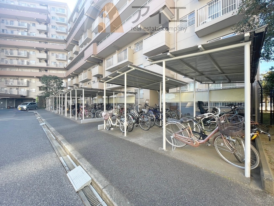 広々スペースの駐輪場はご家族の自転車を置くことができます
