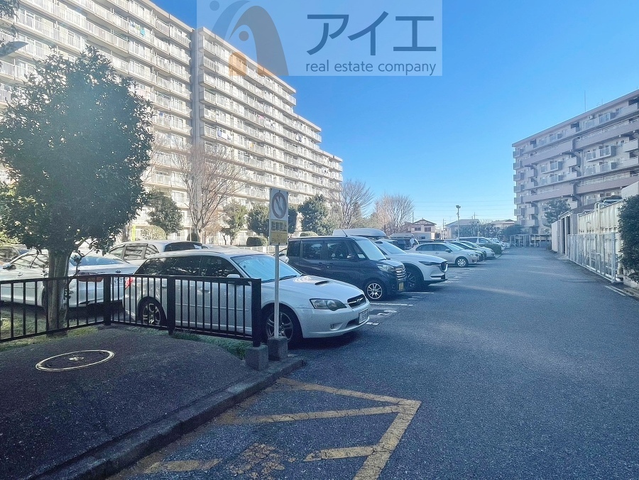 駐車場があるため車通勤の方にも安心なマンションです(要空確認)