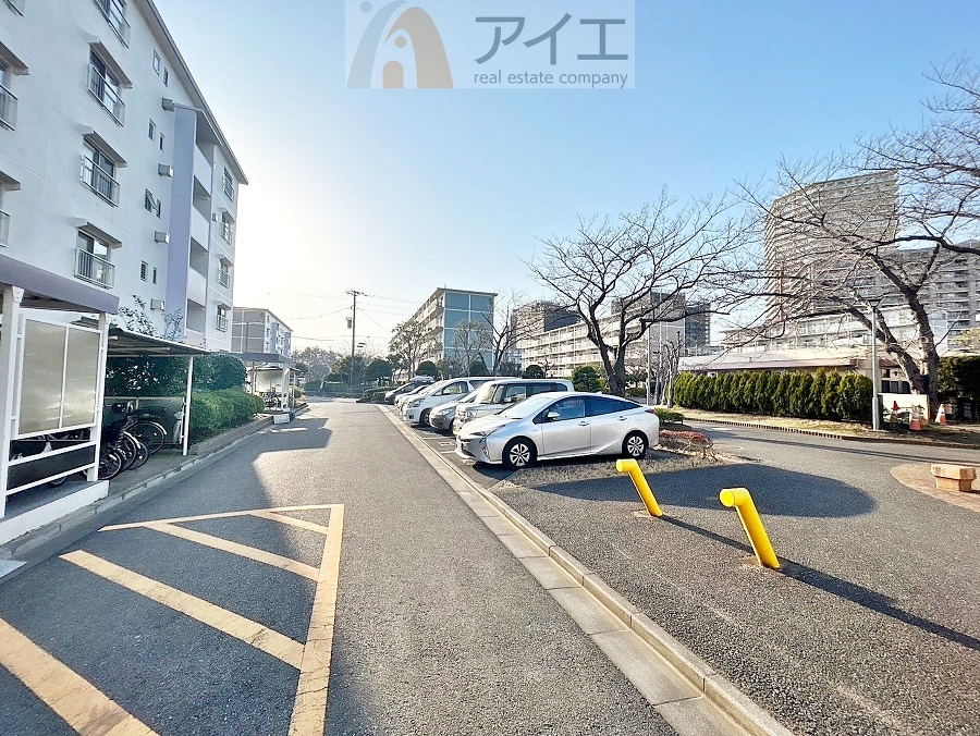 駐車場があるため車通勤の方にも安心なマンションです(要空確認)