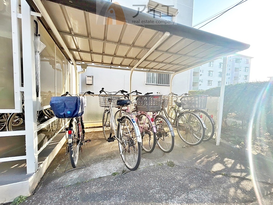 広々スペースの駐輪場はご家族の自転車を置くことができます