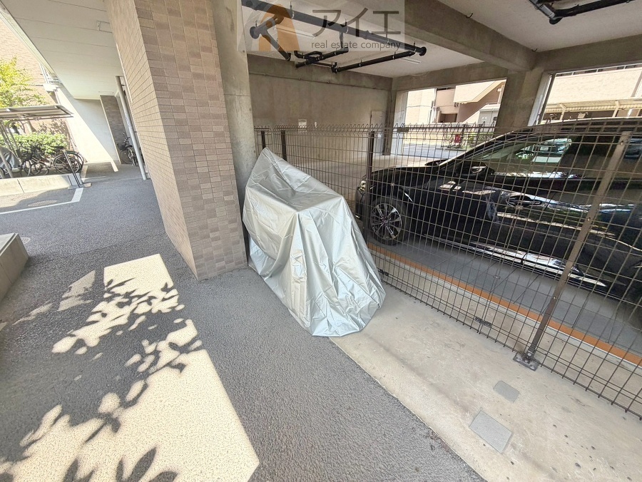 広々スペースの駐輪場はご家族の自転車を置くことができます