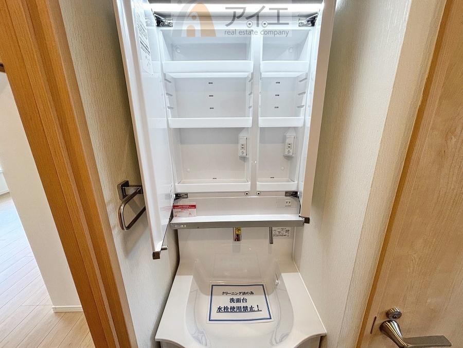 たっぷりの収納を設けた洗面台で快適な暮らし