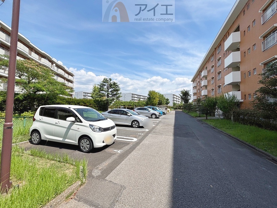駐車場があるため車通勤の方にも安心なマンションです(要空確認)