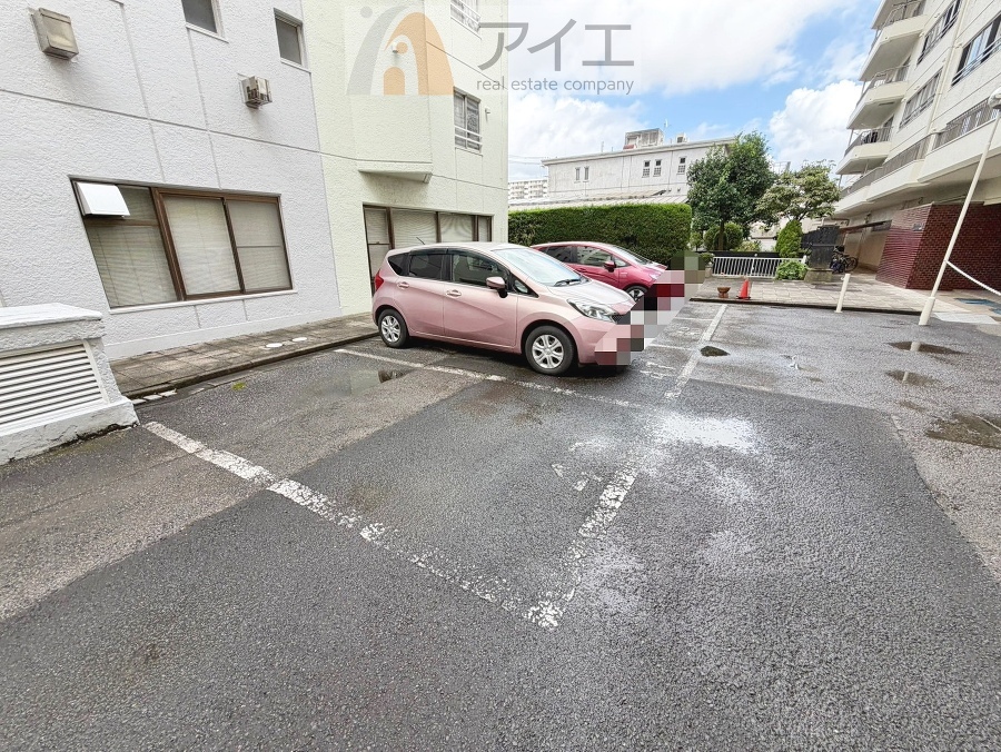 広々スペースの駐輪場はご家族の自転車を置くことができます