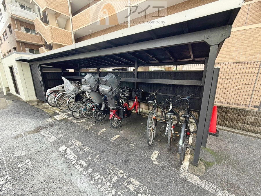 広々スペースの駐輪場はご家族の自転車を置くことができます