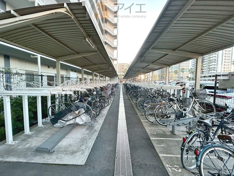 広々スペースの駐輪場はご家族の自転車を置くことができます