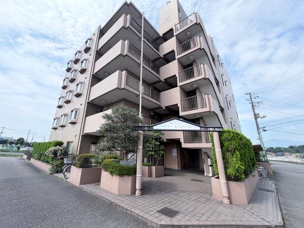 川沿いで開放感があります。