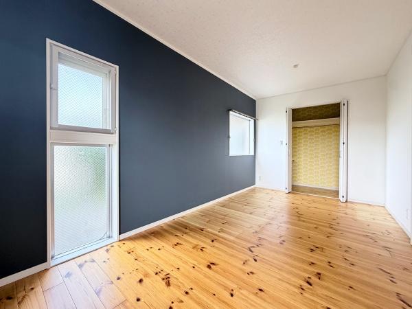 角住戸のため窓が多く明るい室内。