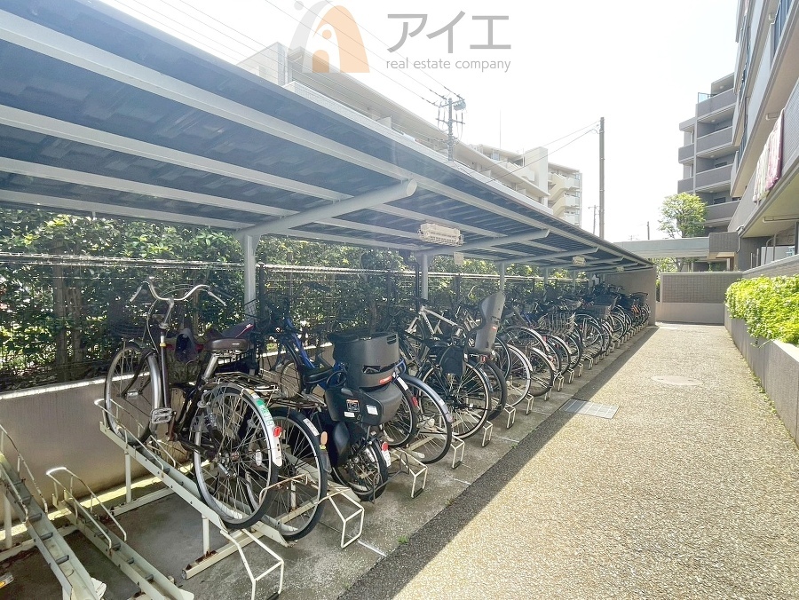 広々スペースの駐輪場はご家族の自転車を置くことができます