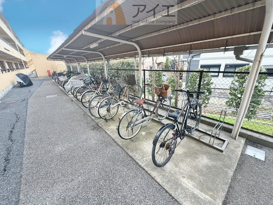 広々スペースの駐輪場はご家族の自転車を置くことができます