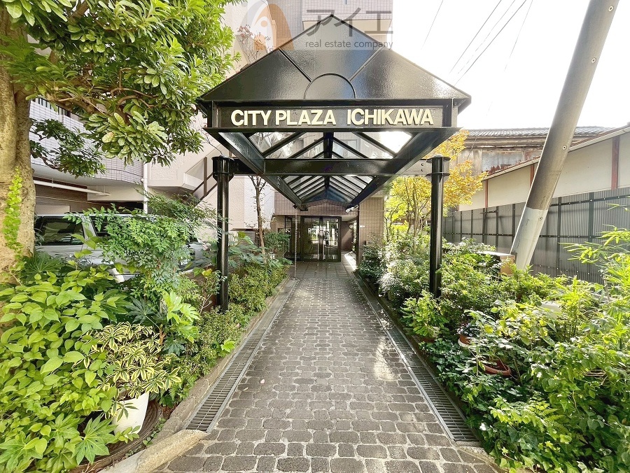 清掃や修理だけでなく、不審者への声掛けも。管理員の活動は防犯にも有効