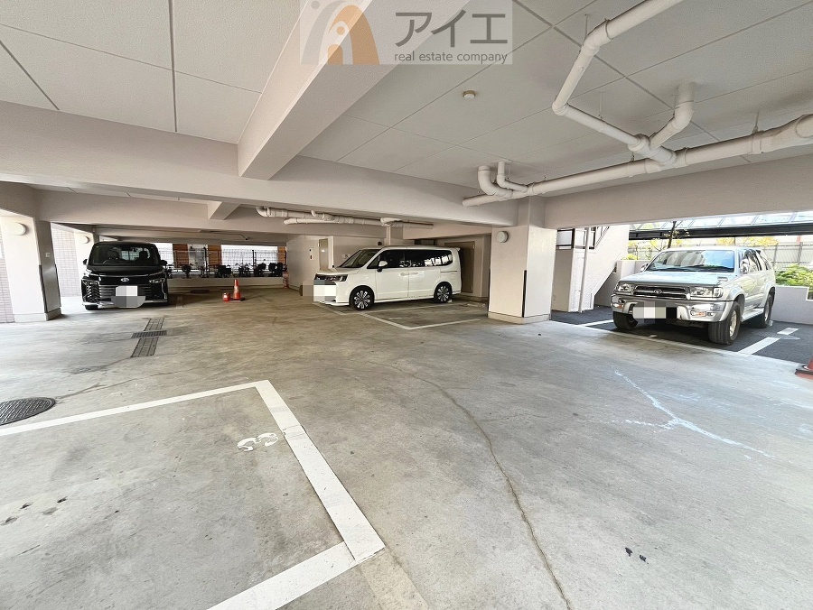 駐車場があるため車通勤の方にも安心なマンションです(要空確認)