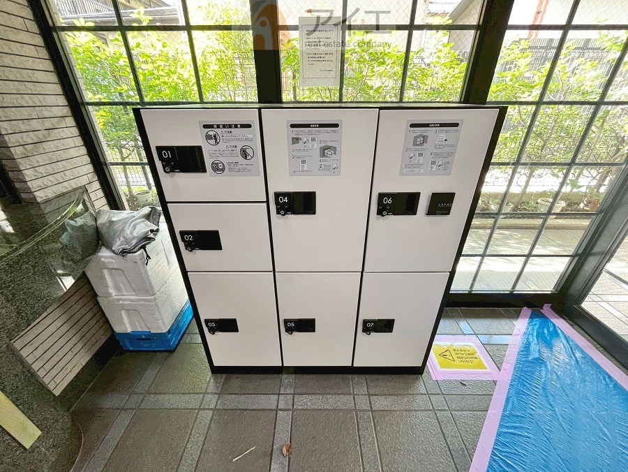 お出掛けが多くても安心な、宅配ボックスつき