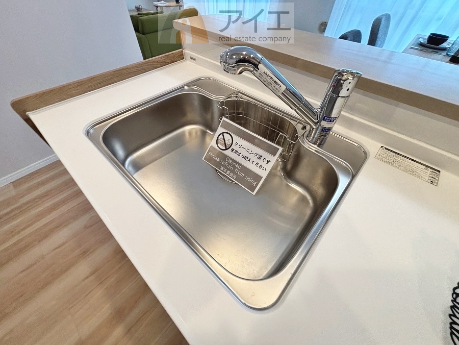 水道一体型の浄水器。ボタン一つで切替可能水回りもすっきり