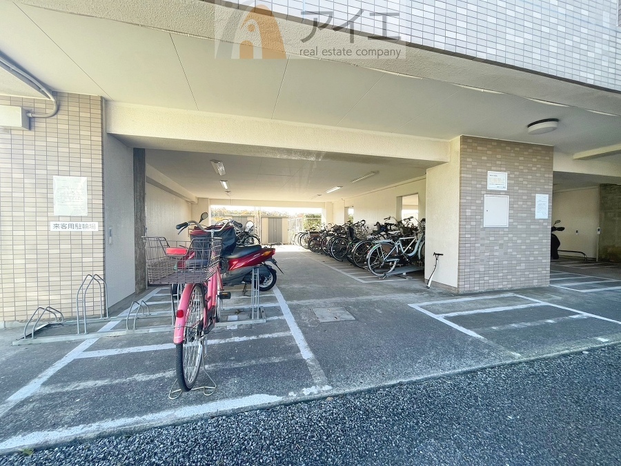 広々スペースの駐輪場はご家族の自転車を置くことができます