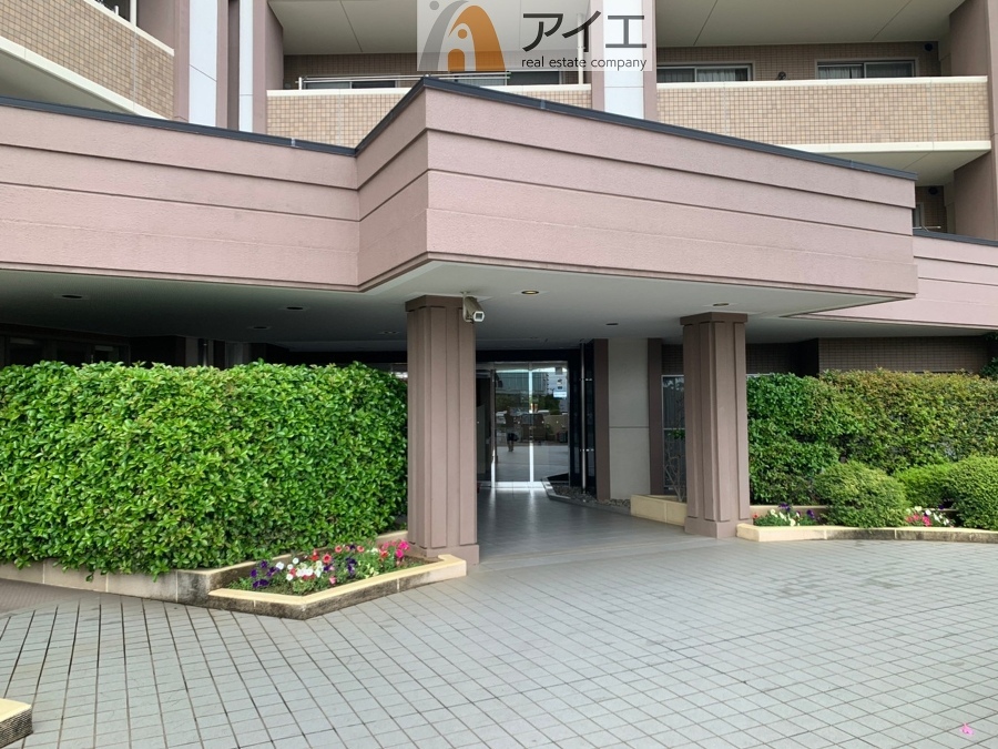 管理されたエントランス前です