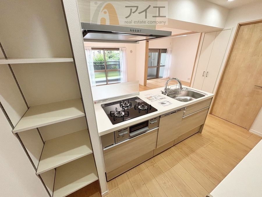 ご家族やお客様との会話も楽しめる対面キッチン
