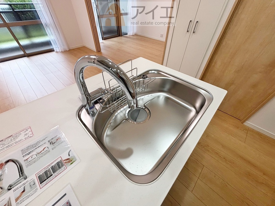 水道一体型の浄水器。ボタン一つで切替可能水回りもすっきり