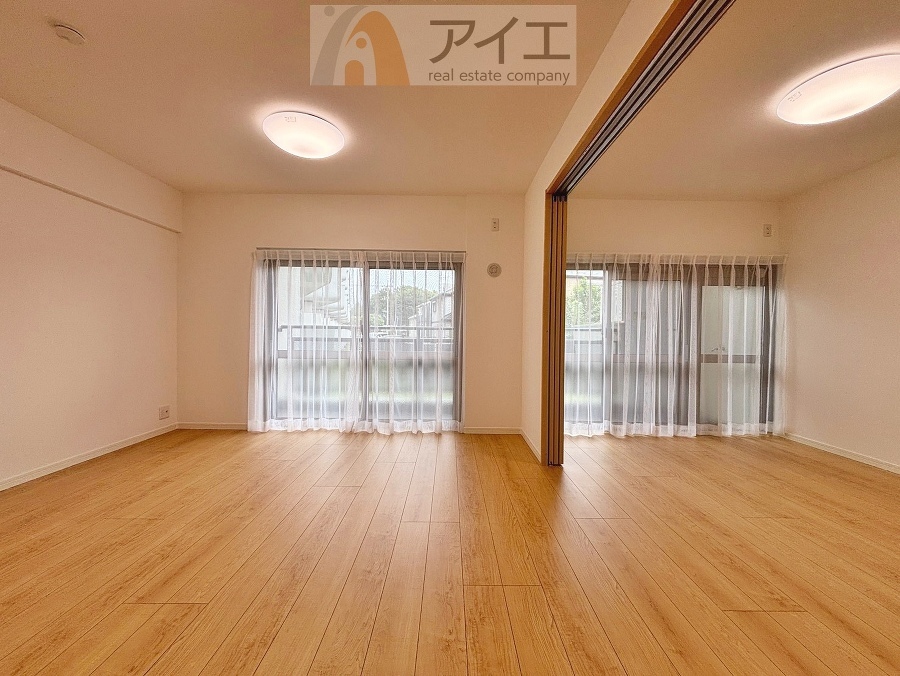 LDKに隣接する洋室を開放すると約18帖の広々空間が生まれます