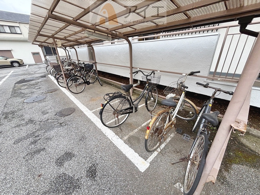 広々スペースの駐輪場はご家族の自転車を置くことができます