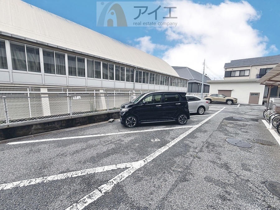 駐車場があるため車通勤の方にも安心なマンションです(要空確認)