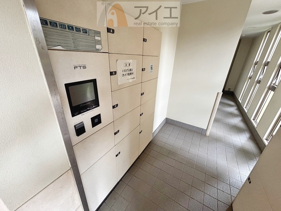 お出掛けが多くても安心な、宅配ボックスつき