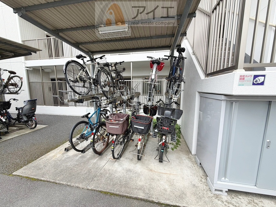 広々スペースの駐輪場はご家族の自転車を置くことができます