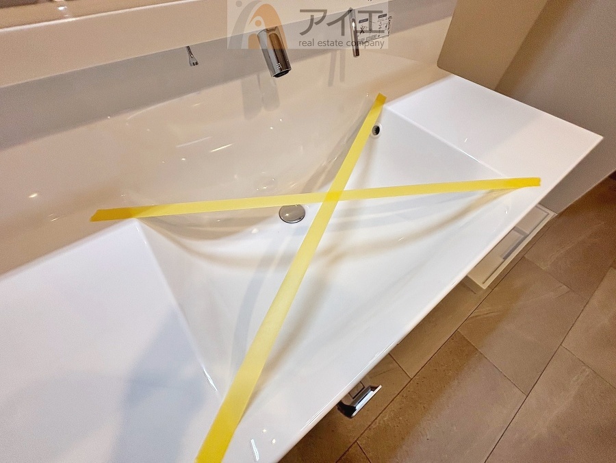 三面鏡にハンドシャワー付き、使いやすい洗面台