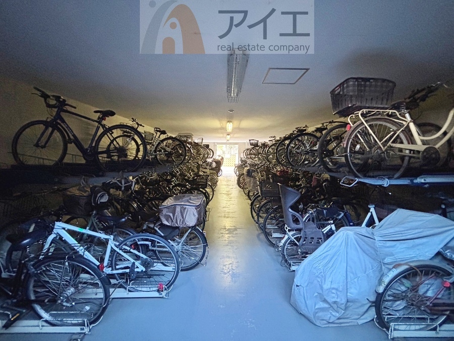 広々スペースの駐輪場はご家族の自転車を置くことができます