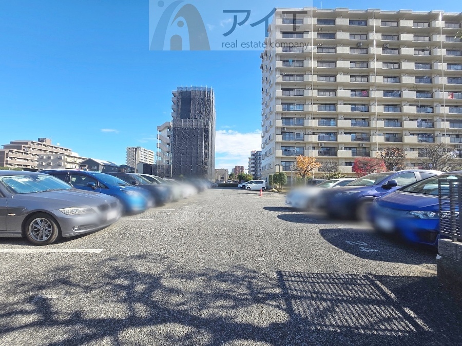 駐車場があるため車通勤の方にも安心なマンションです(要空確認)