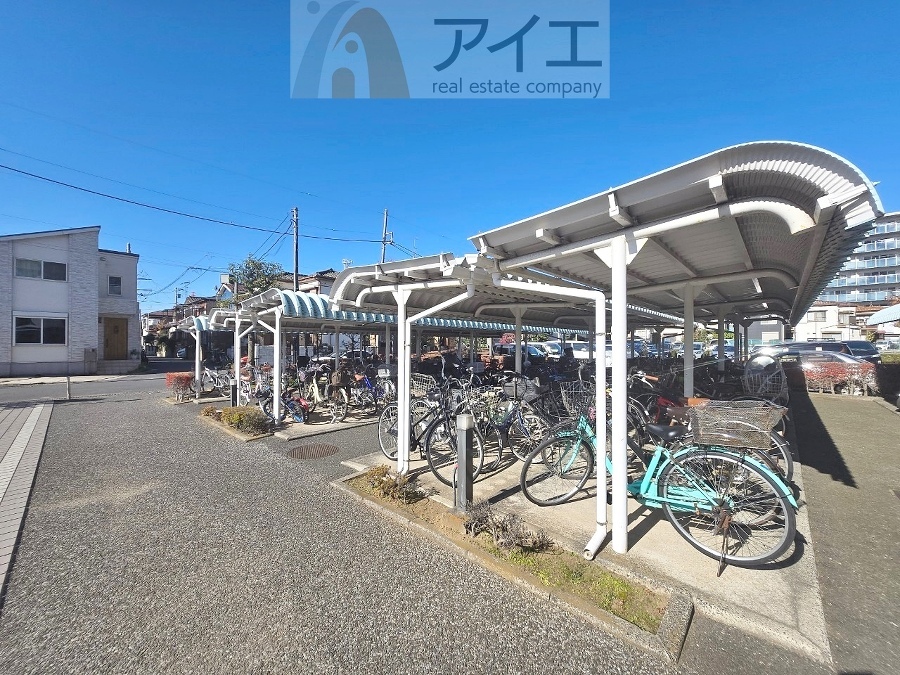 広々スペースの駐輪場はご家族の自転車を置くことができます
