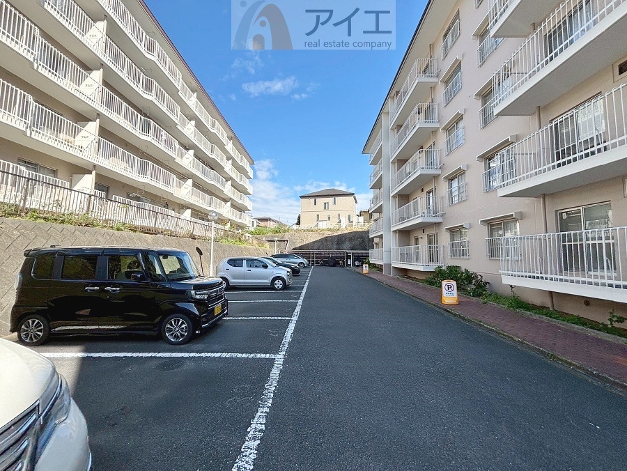 駐車場があるため車通勤の方にも安心なマンションです(要空確認)