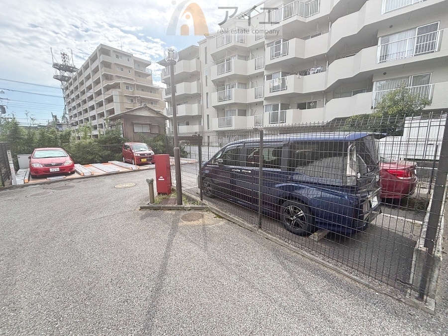 駐車場があるため車通勤の方にも安心なマンションです(要空確認)
