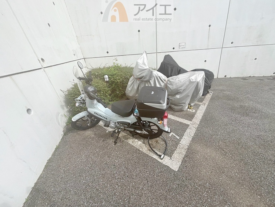 広々スペースの駐輪場はご家族の自転車を置くことができます