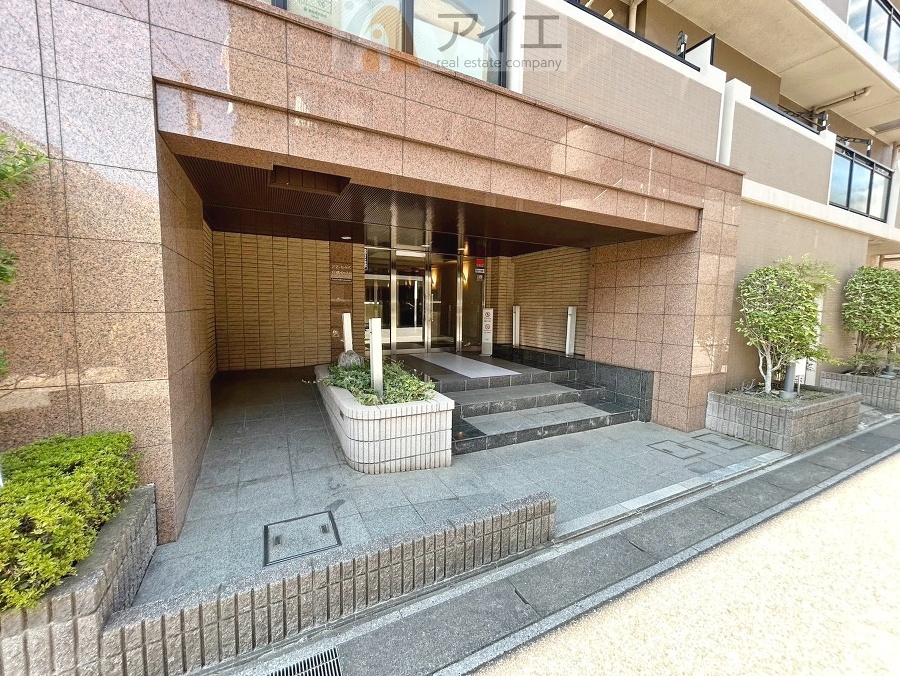 清掃や修理、不審者への声掛けも。管理員日勤は防犯にも有効