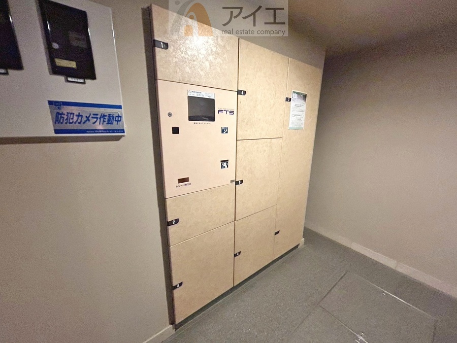 お出掛けが多くても安心な、宅配ボックスつき