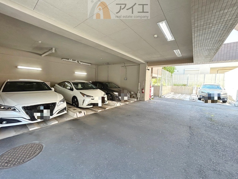 駐車場があるため車通勤の方にも安心なマンションです(要空確認)