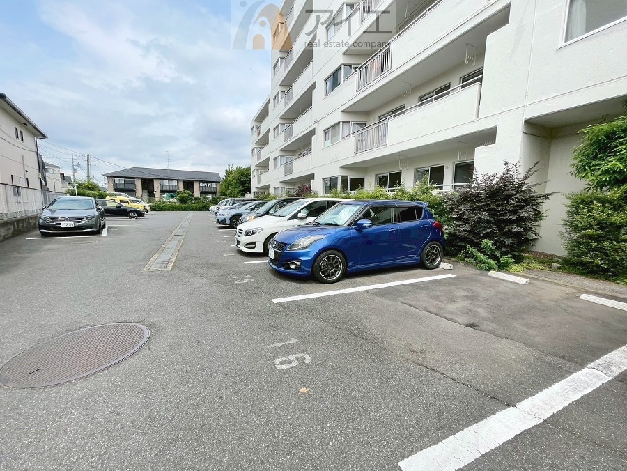 駐車場があるため車通勤の方にも安心なマンションです(要空確認)