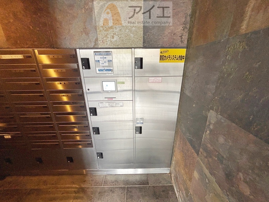 お出掛けが多くても安心な、宅配ボックスつき