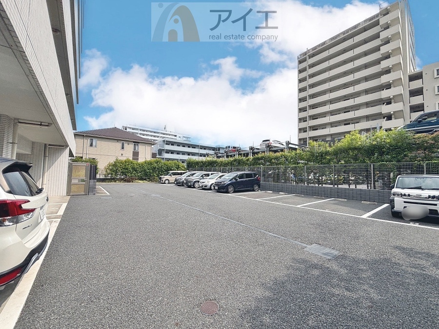 駐車場があるため車通勤の方にも安心なマンションです(要空確認)