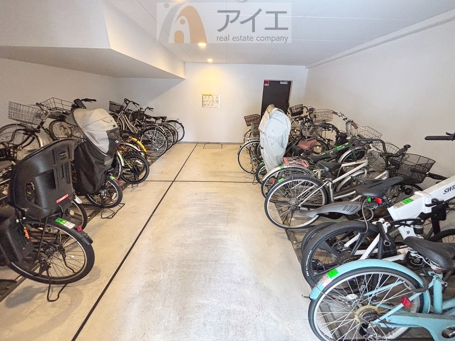 広々スペースの駐輪場はご家族の自転車を置くことができます