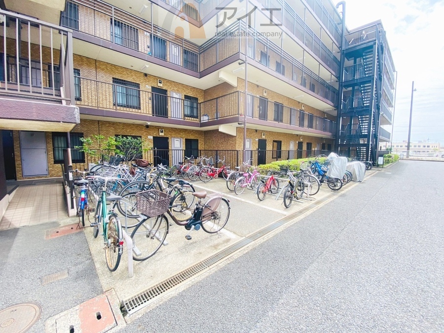 広々スペースの駐輪場はご家族の自転車を置くことができます