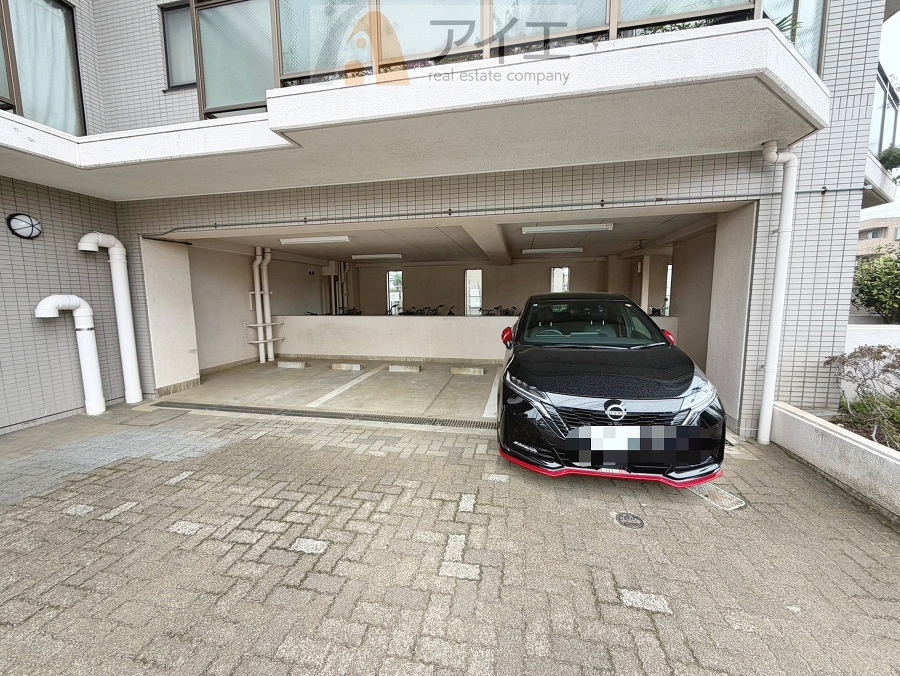 駐車場があるため車通勤の方にも安心なマンションです(要空確認)
