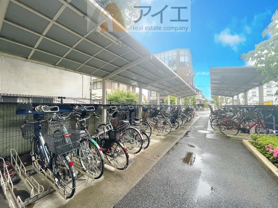 広々スペースの駐輪場はご家族の自転車を置くことができます